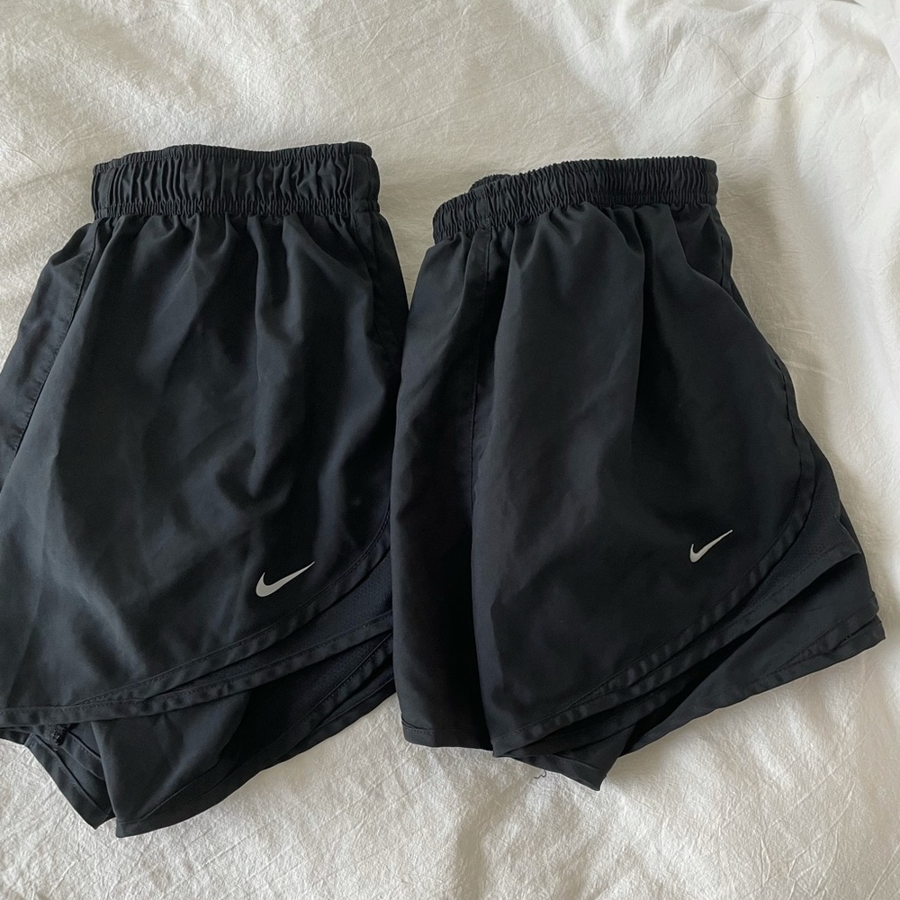 All black lined women’s nike shorts!!